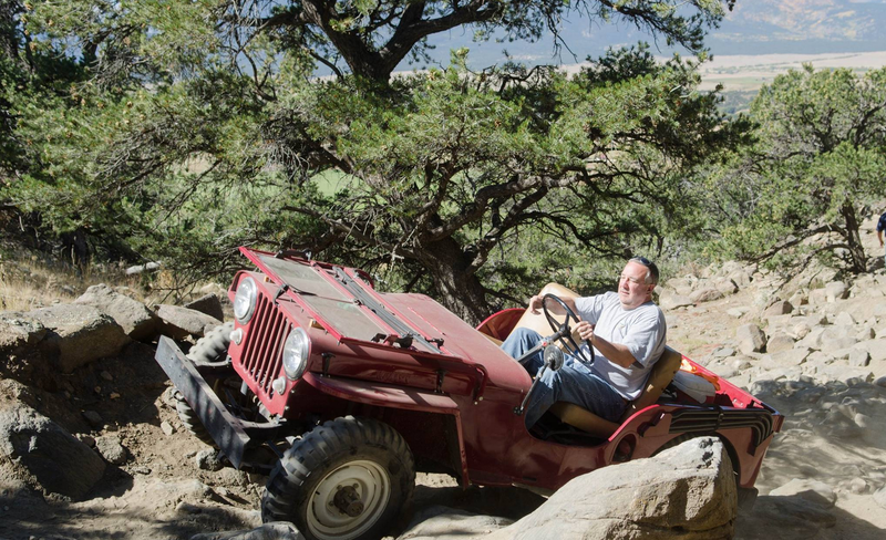 Illustration for article titled There's Nothing Cooler Than Flat-Fender Jeeps Offroading
